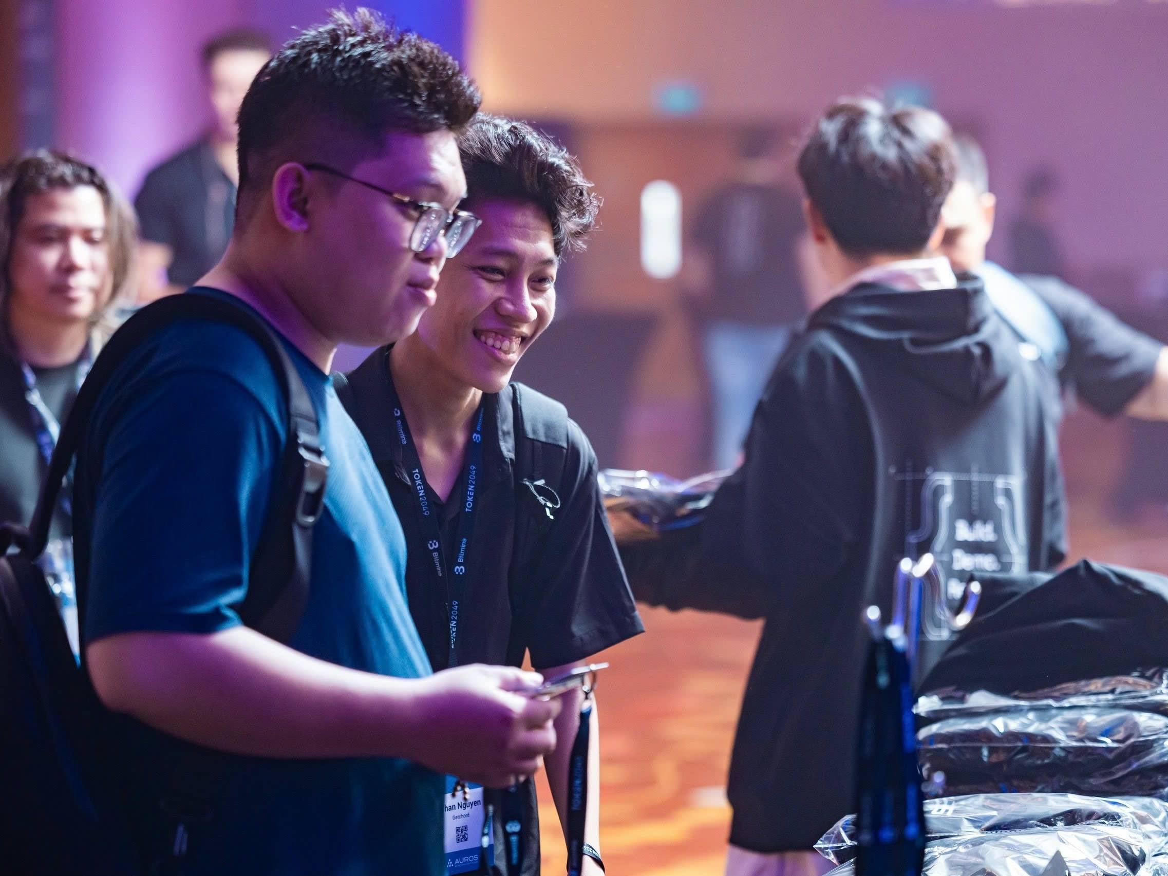 Le Tran Minh Dat chatting with other builders at the TOKEN2049 Origins Hackathon